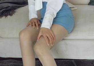 HuaYang花漾 – 一组高清照片看张雨萌演绎秘书风格，细节之处透着一丝不经意的态度。