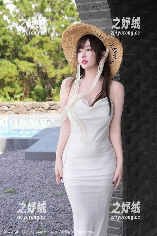 Xiuren秀人网-是小逗逗 Xiuren秀人网 - 是小逗逗的旗袍写真,图片中的优雅像在邀请你轻声呢喃