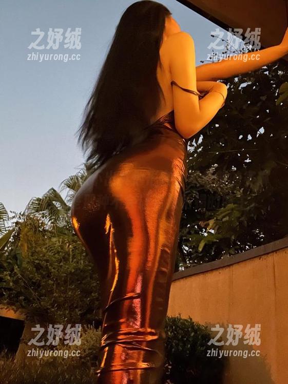 微密圈 - 想不出其他形容，不爱笑的赛琳姐姐就是那种不会让资源枯竭的博主。