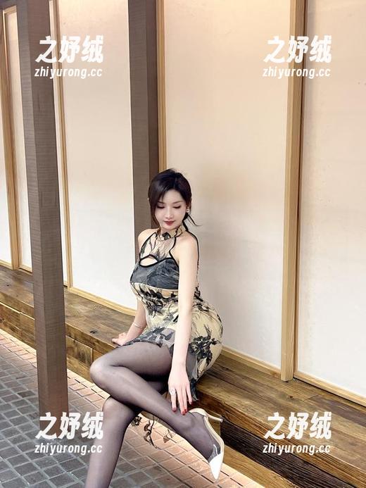 微密圈 - 周妍希出击：黑色，高清呈现，情绪是沉重还是轻松呀？
