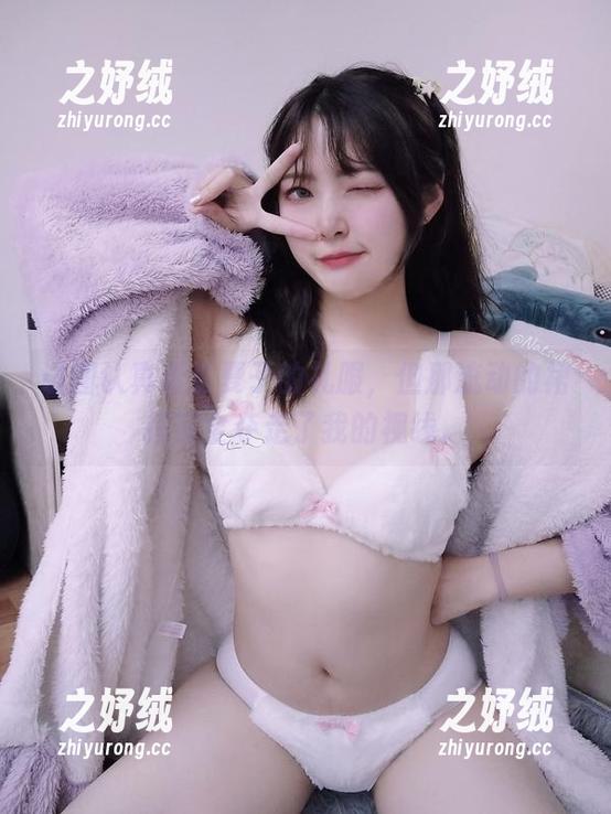 夏夏子 试图认真看夏夏子的礼服,但那流动的裙摆完全夺走了我的视线。