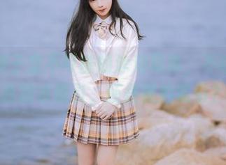 定制妍子坚不可摧的泳池写真,不晓得是我被水吸引,还是被她吸引?