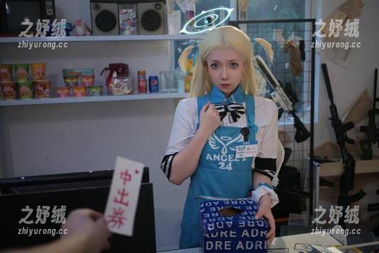 小和甜酒的奇妙便利店：COS出来的图片，让我想开个塑料厂造幸福！