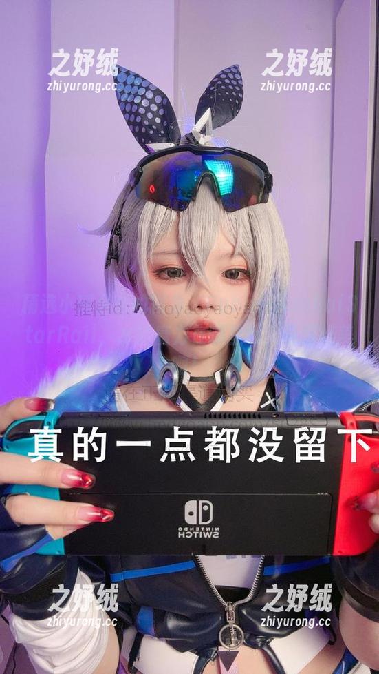 精选小瑶幺幺的图集，Robin–HonkaiStarRail，水的魔力在哪里呢，画面好美啊！