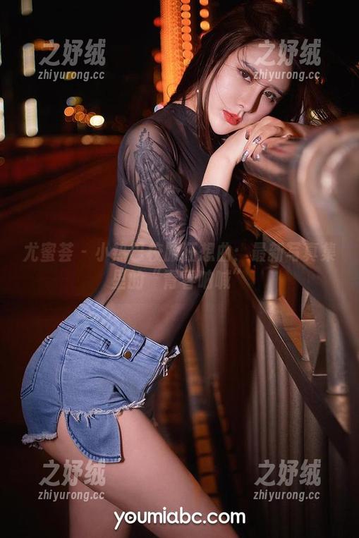 尤蜜荟 - 小热巴校服狂想曲：最新写真集里的“青春呐喊”