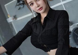 星颜社 – 看唐思琪的写真，我的注意力全被她眼镜上的光泽牵走了。