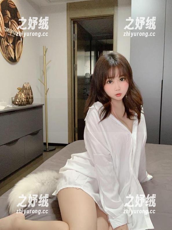 OMG！是依酱呀来了一场“纯白”线上分享，清纯又不失俏皮。