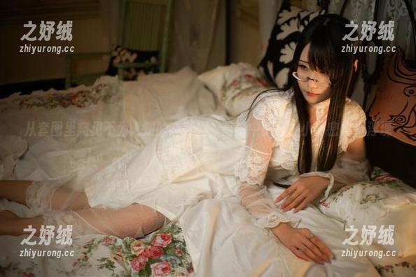 从套图里窥见不为人知的晓美妈，高清中的各种小秘密慢慢浮现。