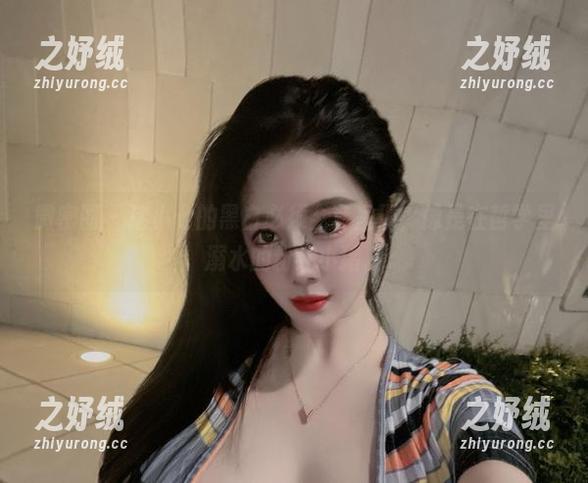 微密圈 - 猪小七的黑白必须全套呈现，像是在哲学里溺水的粉红小猪。