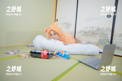 白易子教主的一组美图登场，蓝白泳装搭配，扭来扭去的样子真有趣