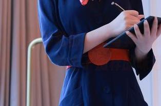 秀人网 – 不同寻常的校服写真，林乐一把平常的东西拍出了别样的味道。
