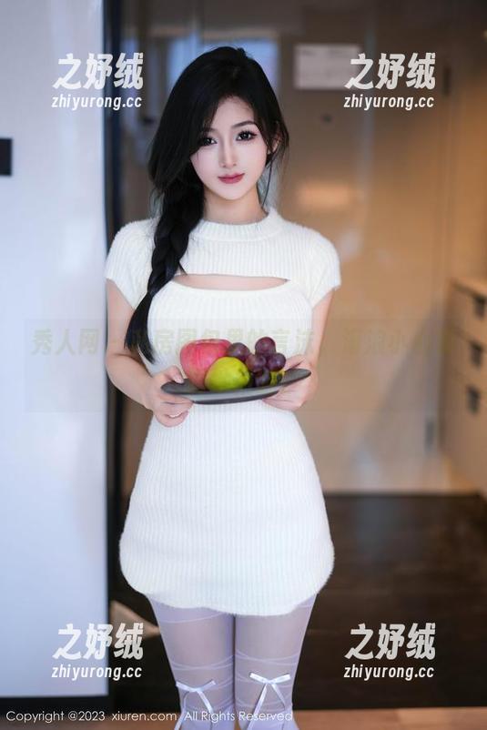 秀人网 - 私房图包里的言沫，海浪小心翼翼地偷瞄！