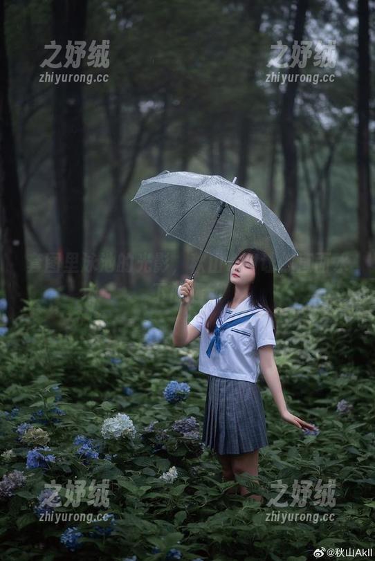 套图里泳池的光影，秋山AkI让你直面水下的骚动