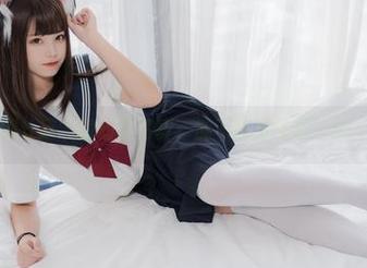 蜜汁猫裘的短裙写真，能不能再挑逗一点？