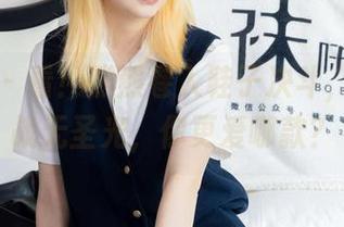 袜啵啵 – 看！熊熊卷入鞋子决斗，板鞋对战无圣光，你更爱哪款？