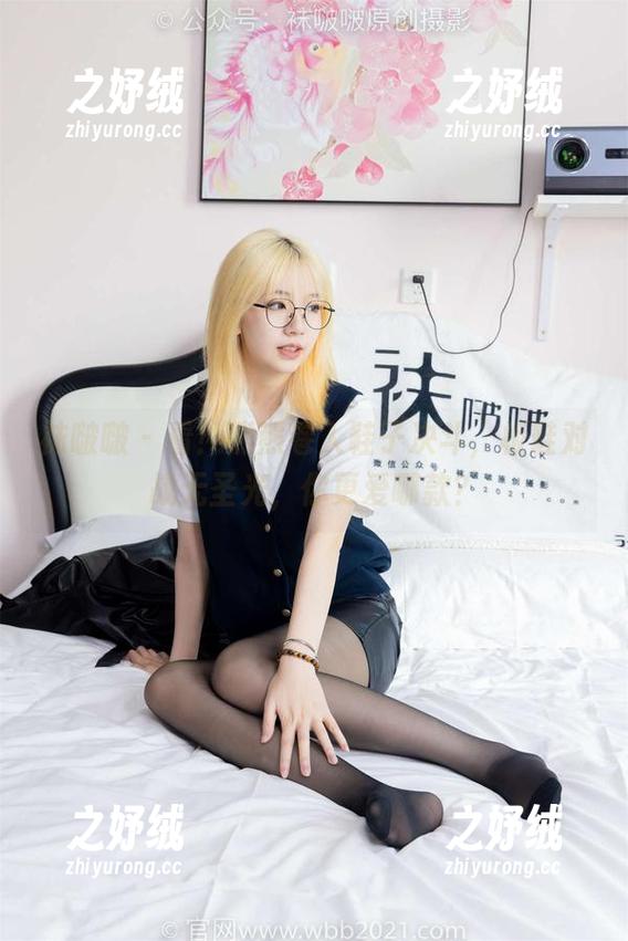袜啵啵 - 看！熊熊卷入鞋子决斗，板鞋对战无圣光，你更爱哪款？