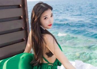 语画界 – 当李丽莎化身秘书，私拍原图引发脑洞大开的联想！