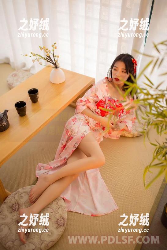 轰趴猫 - 陈雅漫的私拍系列，姐姐的风韵，像是陷入了懒散午后的梦。