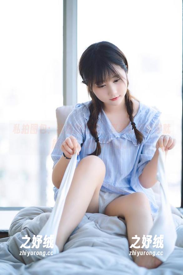 私拍图包：镜酱的红裙，真是随便穿穿就能迷死人的那种嘛。