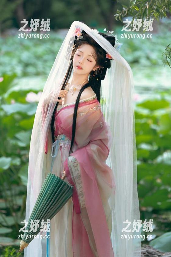 春节大礼包什么都有，唯独少了蛇年雯妹不讲道理的经典写真！