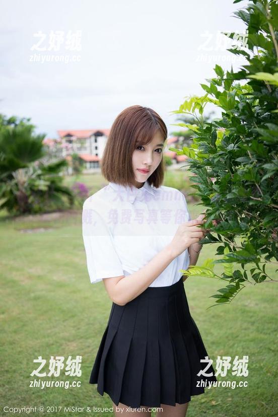 魅妍社 - 这个“大白兔emma”在泳池里水花四溅，免费写真等你来评价！