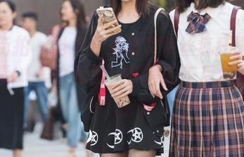 魔镜街拍 – 当包臀灰裙和薄丝疯狂碰撞——高清OL美女套图，婷婷的午后休闲新体验