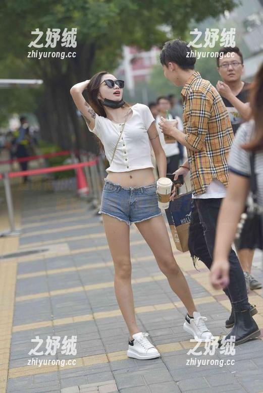 魔镜街拍:高跟皮裤的原图合集,脚步声响起,皮裤也开始扭腰了! 魔镜街拍:高跟皮裤的原图合集,脚步声响起,皮裤也开始扭腰了!