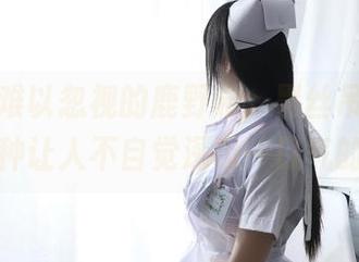 原图里难以忽视的鹿野希，黑丝吊带袜的叠加有种让人不自觉深吸一口气的吸引。