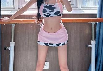 微密圈 – 黎允熙和她的泳池美图，潜水员都要自愧不如！